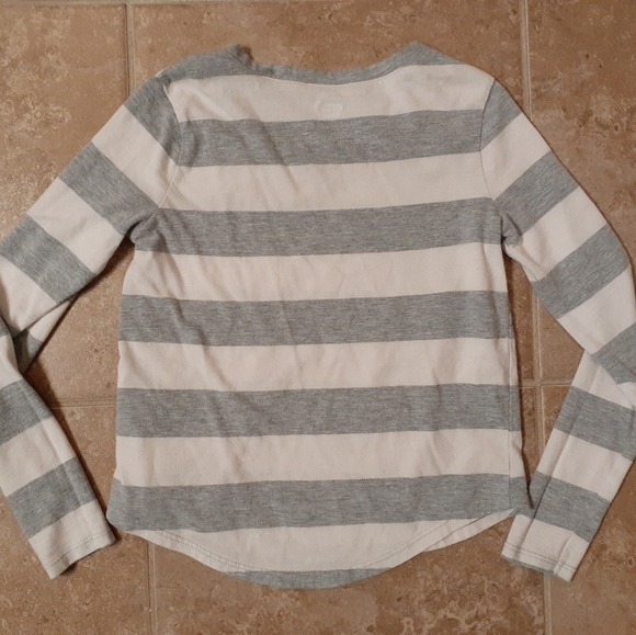 Girls Old Navy Long Sleeve V-Neck T-Shirt (6/7) - Picture 2 of 3